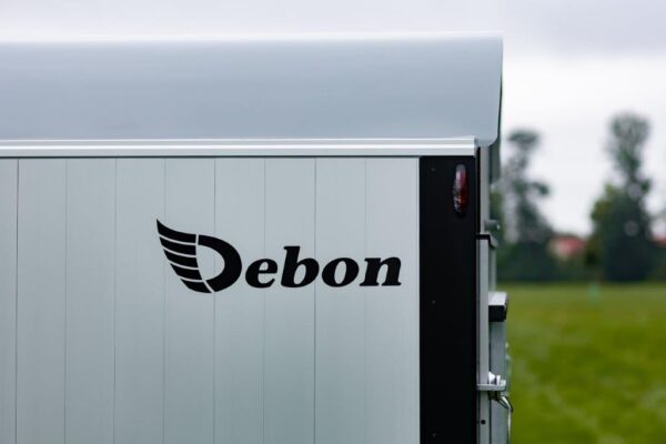Przyczepa do przewozu samochodów sportowych zamknięta kontener furgon Cheval Liberte Debon C800 roadster 4,5m