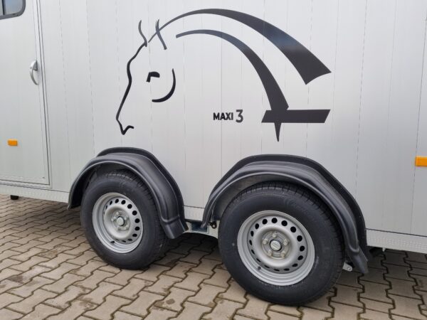 Przyczepa do przewozu 3 koni Cheval Liberte Maxi 3 koniowóz duża siodlarnia 3 siodła DMC 3500kg czarna