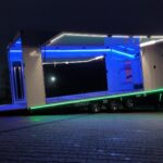 Przyczepa ciężarowa trzyosiowa zamknięty kontener enclosed trailer transporter furgon Ta-No SPORT TRANSPORTER PREMIUM DMC 3500kg uchylna niski kąt do przewozu sportowych samochodów