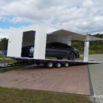 Przyczepa ciężarowa trzyosiowa zamknięty kontener enclosed trailer transporter furgon Ta-No SPORT TRANSPORTER PREMIUM DMC 3500kg uchylna niski kąt do przewozu sportowych samochodów