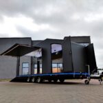 Przyczepa ciężarowa trzyosiowa zamknięty kontener enclosed trailer transporter furgon Ta-No SPORT TRANSPORTER PREMIUM DMC 3500kg uchylna niski kąt do przewozu sportowych samochodów