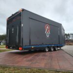 Przyczepa ciężarowa trzyosiowa zamknięty kontener enclosed trailer transporter furgon Ta-No SPORT TRANSPORTER PREMIUM DMC 3500kg uchylna niski kąt do przewozu sportowych samochodów