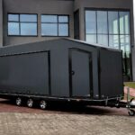 Przyczepa ciężarowa trzyosiowa zamknięty kontener enclosed trailer transporter furgon Ta-No SPORT TRANSPORTER PREMIUM DMC 3500kg uchylna niski kąt do przewozu sportowych samochodów