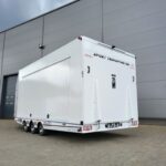 Przyczepa ciężarowa trzyosiowa zamknięty kontener enclosed trailer transporter furgon Ta-No SPORT TRANSPORTER PREMIUM DMC 3500kg uchylna niski kąt do przewozu sportowych samochodów