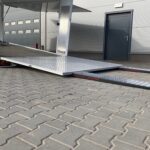 Przyczepa ciężarowa trzyosiowa zamknięty kontener enclosed trailer transporter furgon Ta-No SPORT TRANSPORTER PREMIUM DMC 3500kg uchylna niski kąt do przewozu sportowych samochodów