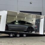 Przyczepa ciężarowa trzyosiowa zamknięty kontener enclosed trailer transporter furgon Ta-No SPORT TRANSPORTER PREMIUM DMC 3500kg uchylna niski kąt do przewozu sportowych samochodów