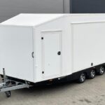 Przyczepa ciężarowa trzyosiowa zamknięty kontener enclosed trailer transporter furgon Ta-No SPORT TRANSPORTER PREMIUM DMC 3500kg uchylna niski kąt do przewozu sportowych samochodów