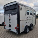 Przyczepa do przewozu 3 koni Cheval Liberte Maxi 3 koniowóz duża siodlarnia 3 siodła DMC 3500kg czarna